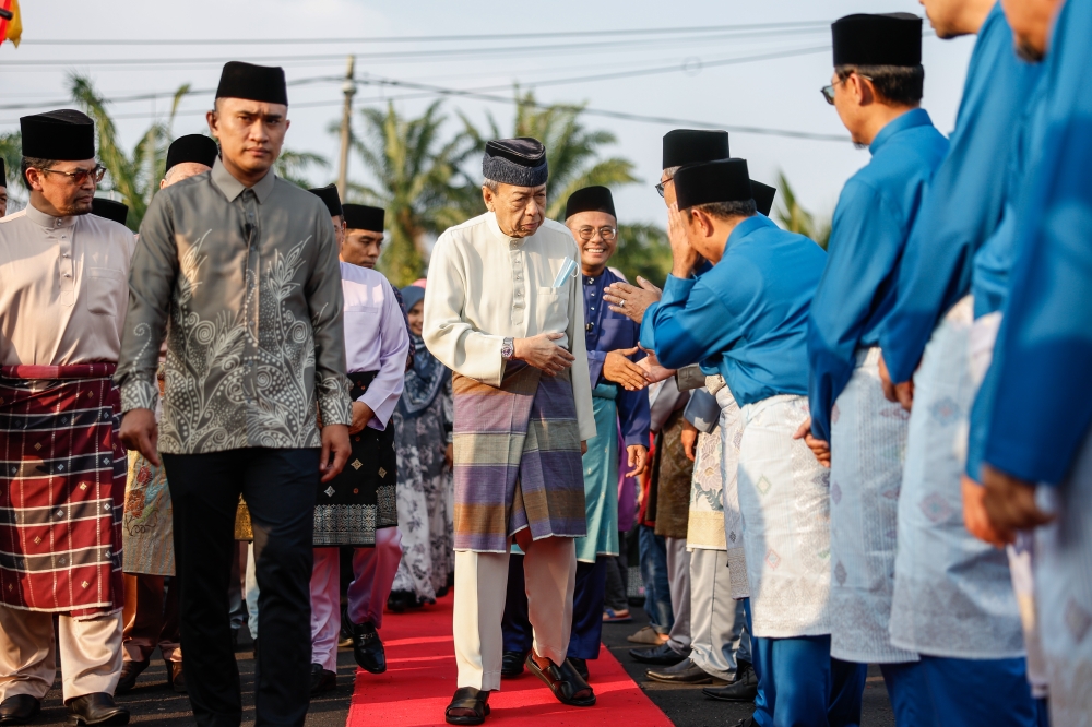 The Sultan of Selangor, Sultan Sharafuddin Idris Shah, officiates the An-Nur Mosque in Kanchong Tengah during a Ramadan event. — Bernama pic