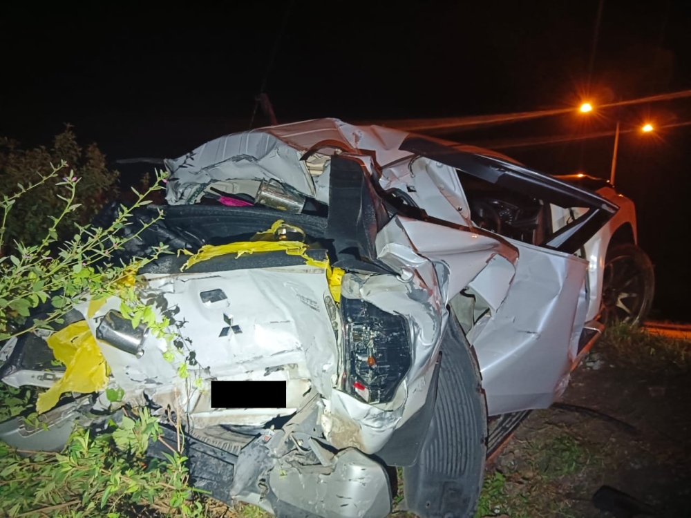 Police are investigating a crash involving an express bus and a Mitsubishi Triton that left a Thai passenger dead in Pekan early this morning. — Picture via Facebook