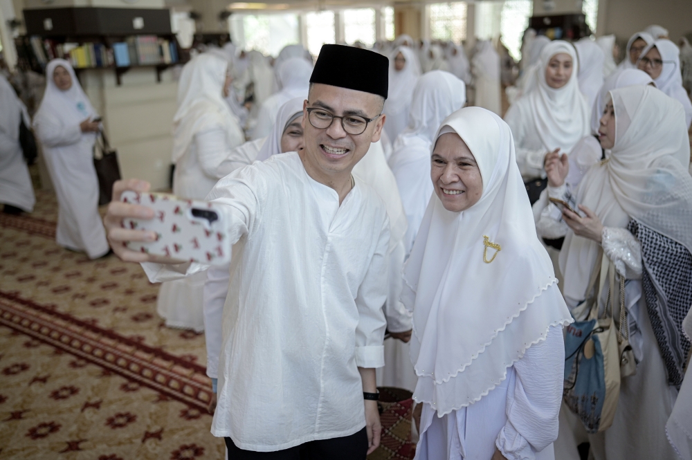 Communications Minister and Lembah Pantai MP Datuk Fahmi Fadzil mingles with participants after the Lembah Pantai parliamentary Tadarus and Khatam Al-Quran event at Ar Rahah Mosque in Bangsar South March 8, 2026. — Bernama pic