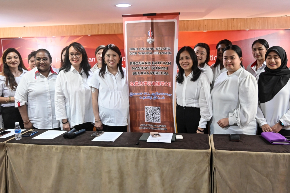 Deputy Communications Minister and DAP national vice-chairman Teo Nie Ching (3rd right) with lawyers attending the launch of a free legal advisory programme at the DAP headquarters in Kuala Lumpur March 8, 2026. Also present was DAP national publicity secretary Yeo Bee Yin (4th left). — Bernama pic