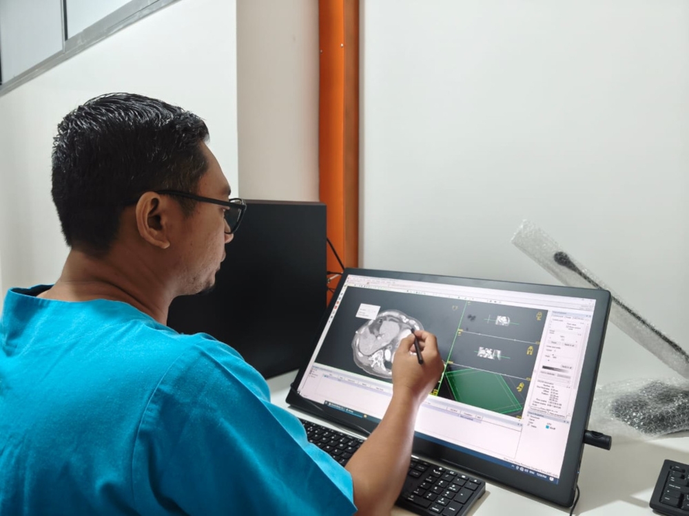 Dr Mohd Zahri Abdul Aziz planning treatment for a patient. — Picture courtesy of Dr Mohd Zahri Abdul Aziz
