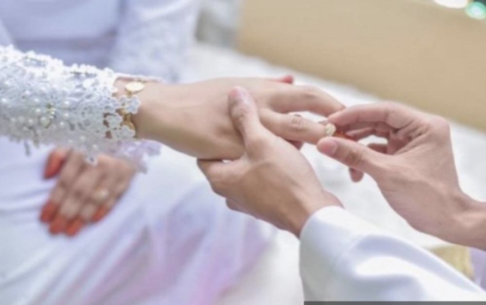 Kelantan has streamlined the process of verifying and registering marriages conducted in Thailand among its residents, aiming to better protect the future of children from such unions, particularly regarding access to education and official documentation. — Picture from Twitter/Bernama