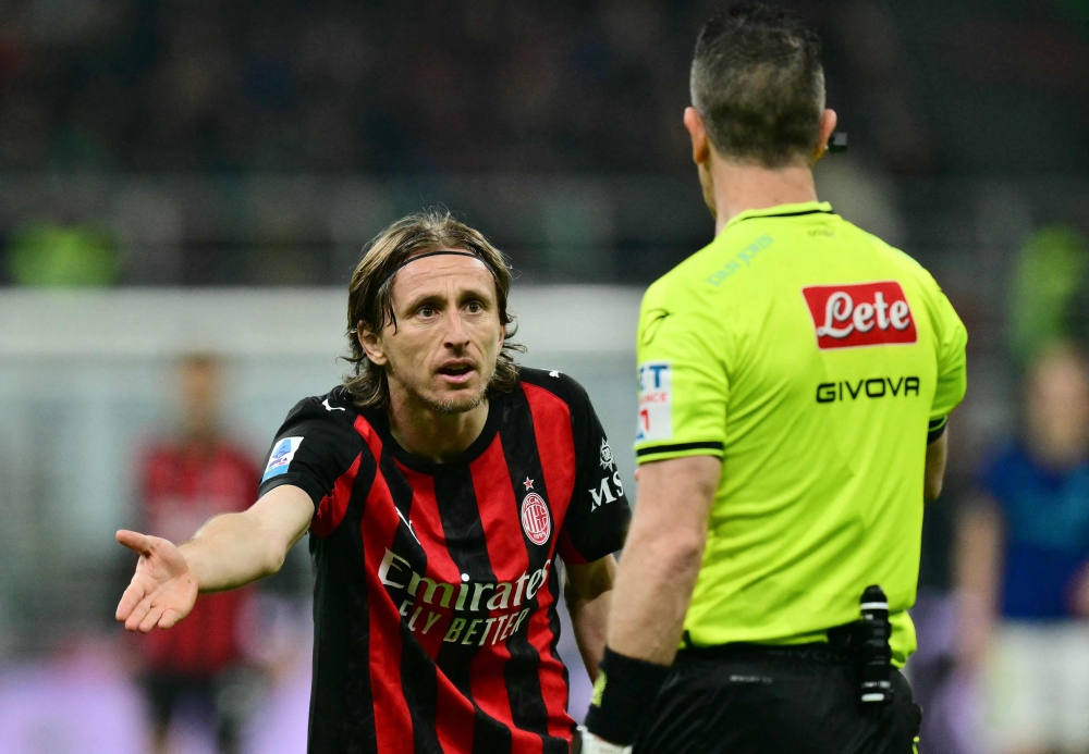 AC Milan's Croatian midfielder Luka Modric (L) argues with Italian referee Daniele Doveri (R) during the Italian Serie A football match against Inter Milan. — AFP pic