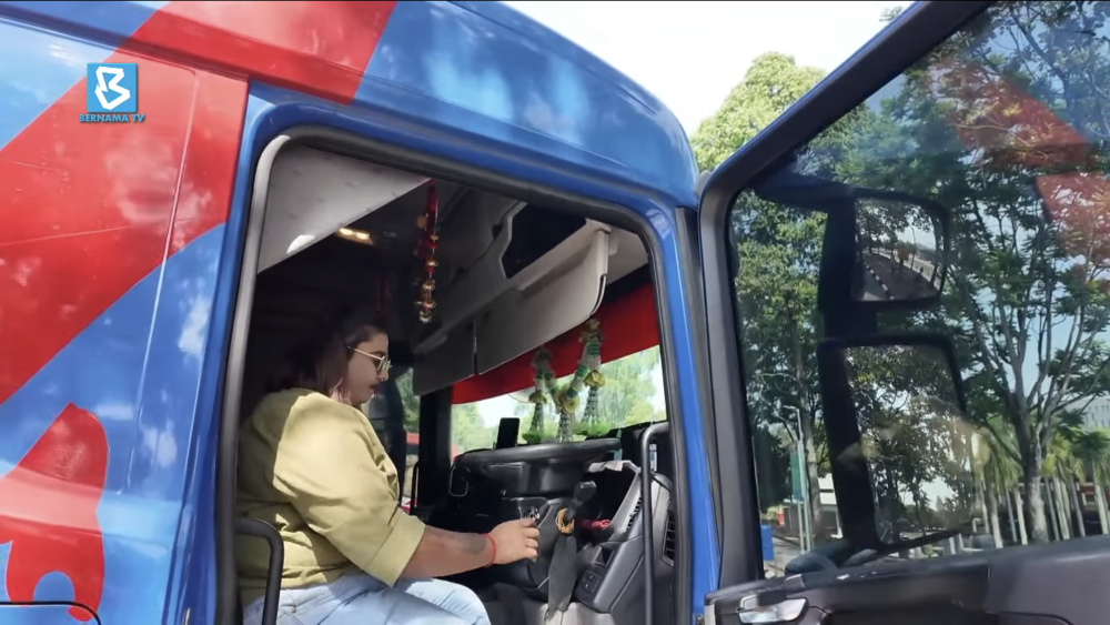 Banting native M. Kahmani, 28, opted out of working in a factory for the freedom of the freeway. — Screenshot from Facebook/Bernama TV