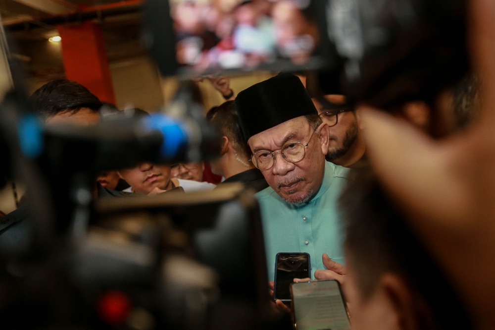 Datuk Seri Anwar Ibrahim today expressed his appreciation to the entire machinery of the Ministry of Domestic Trade and Cost of Living for its commitment to implementing the Rahmah Madani Sales Programme to help the people. — Picture by Sayuti Zainudin 