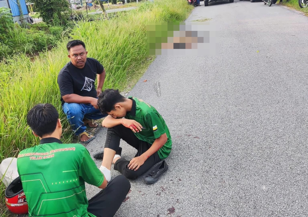 Bakri Zainal Abidin, chief of the Hilir Perak district police, said investigations found that the incident occurred when the long-handled sickle carried by a man riding another motorcycle struck the victim’s neck. — Picture from Facebook/Azmie Haikal