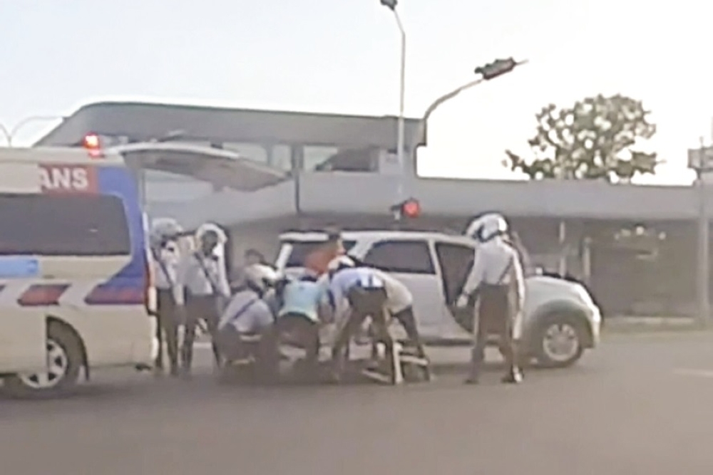 The swift and dedicated actions of a police team in assisting a man suspected of suffering a heart attack, including managing traffic flow and escorting the ambulance to the hospital to ensure prompt treatment, have earned praise from various quarters. — Daily Express pic