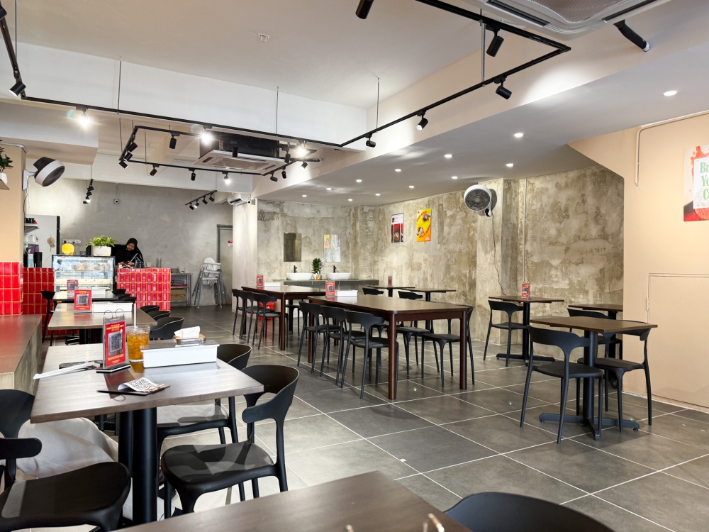 The spacious spot makes it easier to grab something for ‘buka puasa’. — Picture by Lee Khang Yi