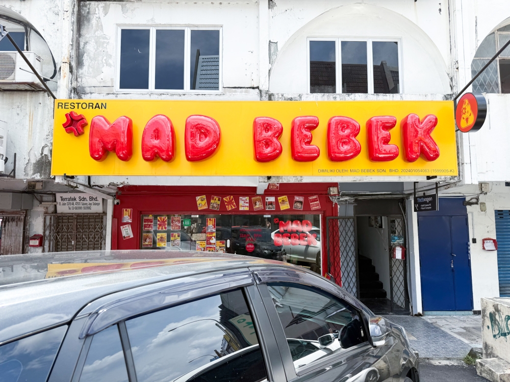 Spot the distinct signage for Mad Bebek along this busy Subang Jalan SS15/4b road. — Picture by Lee Khang Yi