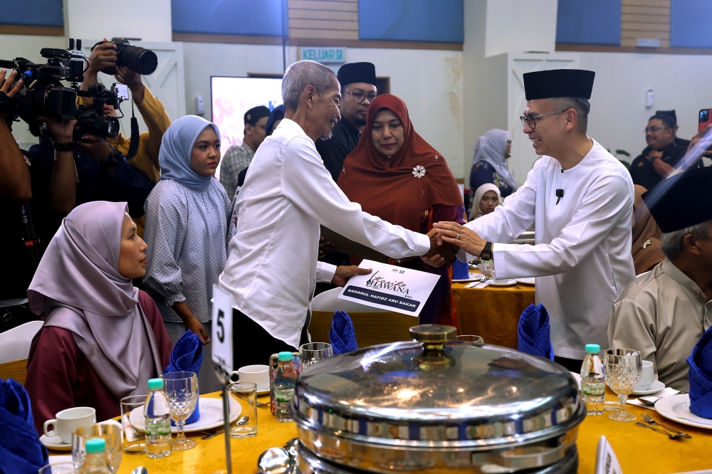 Communications Minister Datuk Fahmi Fadzil (right) says AI should be used to assist, not replace, creatives in Malaysia’s music and film industries. — Bernama pic