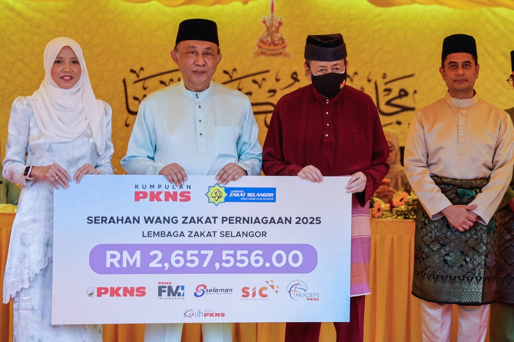 Sultan of Selangor Sultan Sharafuddin Idris Shah (second from right) receives business zakat from PKNS CEO Datuk Mahmud Abbas (second from left) during the Breaking of Fast and Hari Raya contribution ceremony at Tengku Ampuan Jemaah Mosque, Bukit Jelutong, Shah Alam on March 10, 2026. — Bernama pic