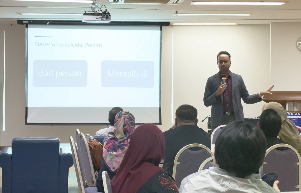 Mental health professional and suicide prevention advocate at Miri Hospital Dr Ravivarma Rao Panirselvam shares his insights with participants. — The Borneo Post pic 