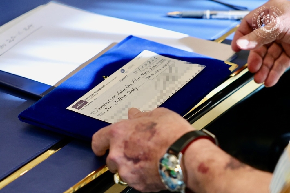 Sultan Ibrahim presented his cheque for RM10 million as zakat payment to the Johor Islamic Religious Council in Istana Pelangi, Johor Bahru on March 11, 2026. — Picture from Facebook/Sultan Ibrahim Sultan Iskandar