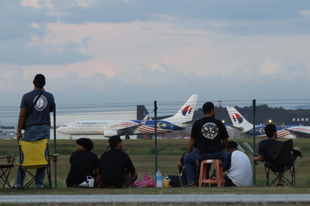 People observe flights taking off and landing at the KLIA Spotter’s Deck in Sepang. Malaysia Airlines flight MH8503, carrying 170 passengers from the conflict-riddled Middle East, arrived home at 12.32pm on March 11, 2026. — Bernama pic