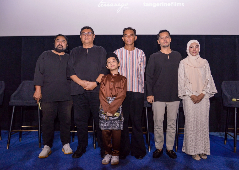 Entrepreneur and social media influencer Datuk Seri Aliff Syukri Kamarzaman (2nd right) and his wife Datin Seri Shahida Mohd Rashid with the cast after the premiere of the D’Herbs Raya brand film ‘Ya, Abah Saya Security’ in Kuala Lumpur March 11, 2026. — Bernama pic