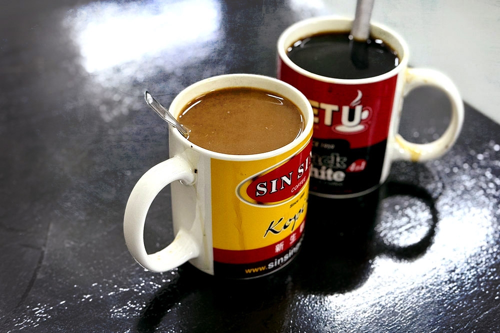 Frothy ‘cham’ and robust ‘kopi O’. — Picture by CK Lim 