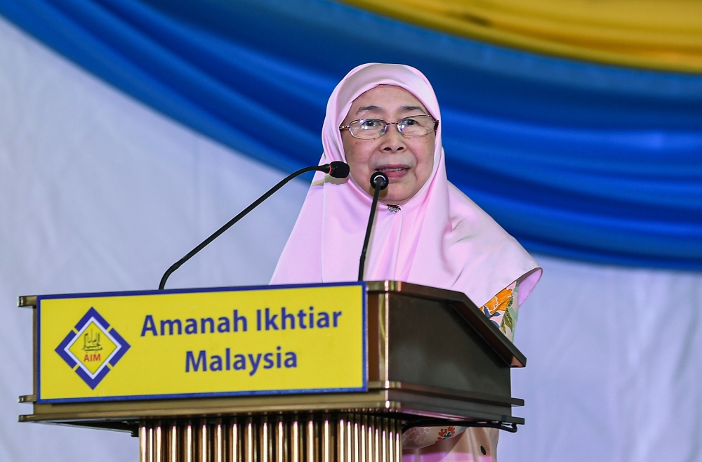 Prime Minister’s wife Datuk Seri Dr Wan Azizah Wan Ismail said Ramadan was not merely a time to endure hunger and thirst, but also an opportunity to cleanse the heart, deepen faith and cultivate empathy for those facing difficulties. — Bernama pic