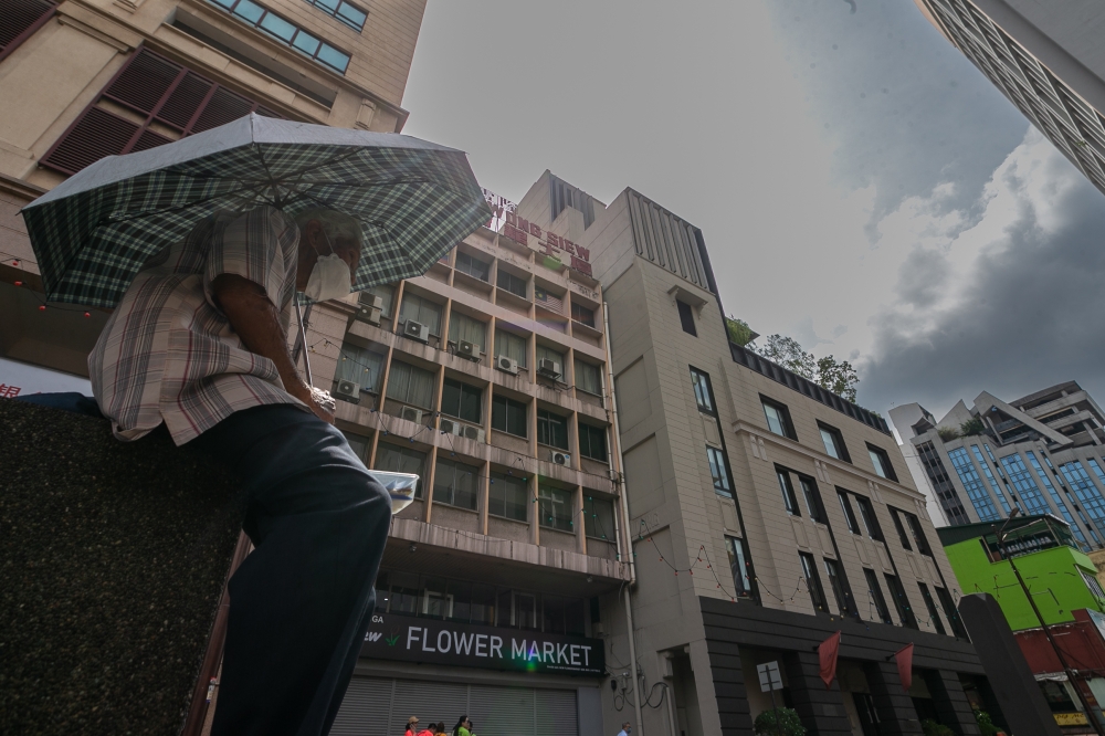 MetMalaysia warned of thunderstorms and heavy rain in parts of Kedah, Perak, Pahang, Selangor, Kuala Lumpur and Putrajaya until 7pm today. — Picture by Raymond Manuel