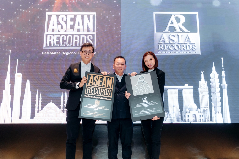 Official launch of the ASEAN Food Records and ASIA Food Records, officiated by Datuk Chan Foong Hin together with Eldrick Koh and Gillian Ooi, Directors of ASEAN and ASIA Records. 