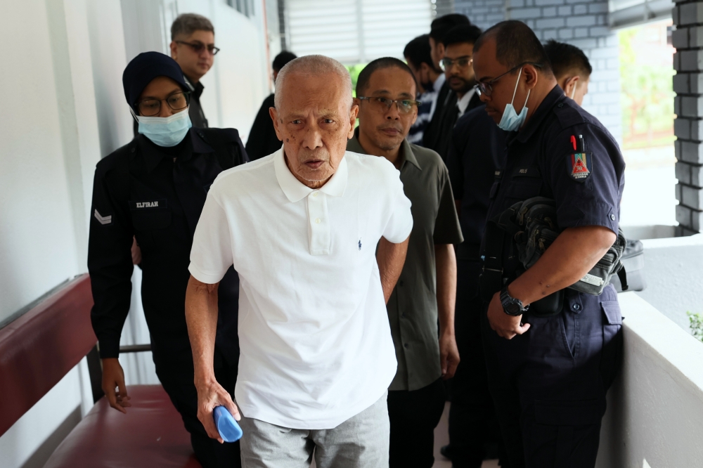 Former diplomat Datuk Zainal Abidin Alias (2nd left) and his son Mohamed Rizal (3rd left) were acquitted by the Temerloh High Court of drug trafficking and cultivation charges.