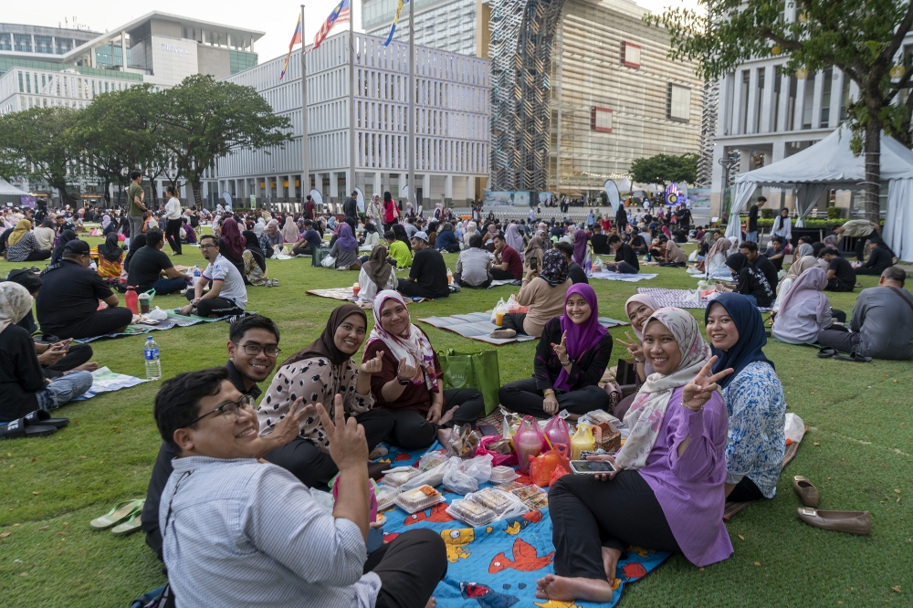 People breaking their fast at Perbadanan Putrajaya during the holy month of Ramadan, Putrajaya, March 19, 2024. — Picture by Shafwan Zaidon