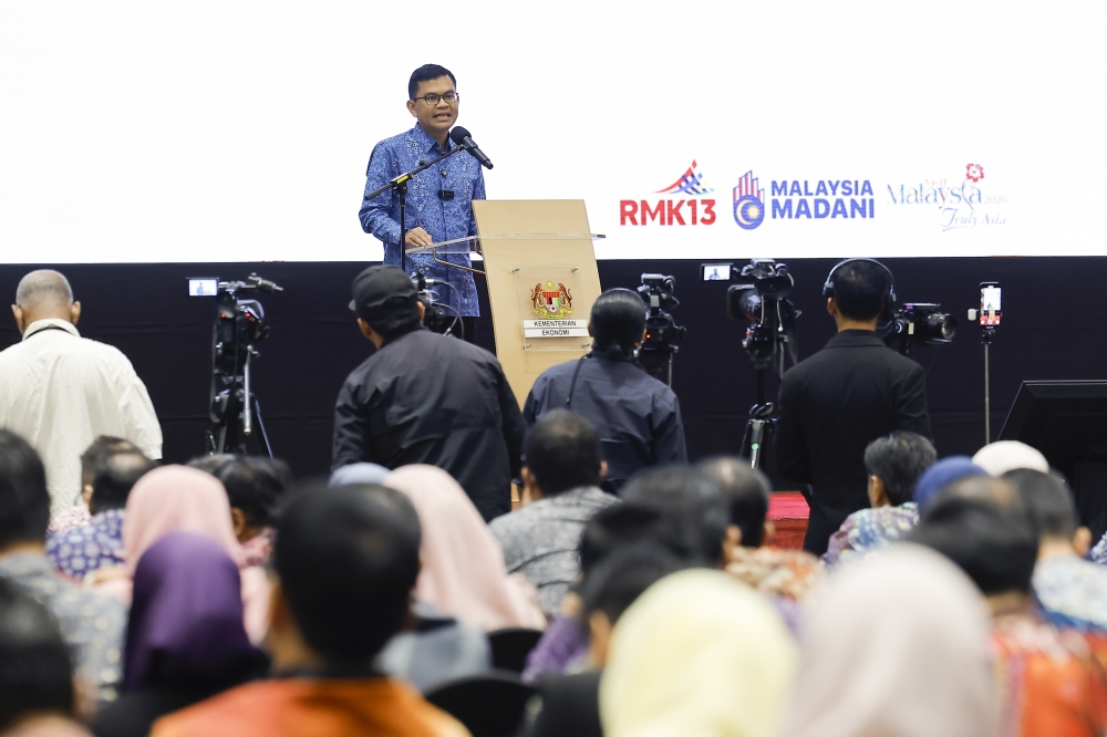 Economy Minister Akmal Nasrullah Mohd Nasir today said his ministry is strengthening collaboration with ARM Ltd to support the development of Malaysia’s semiconductor industry. — Bernama pic