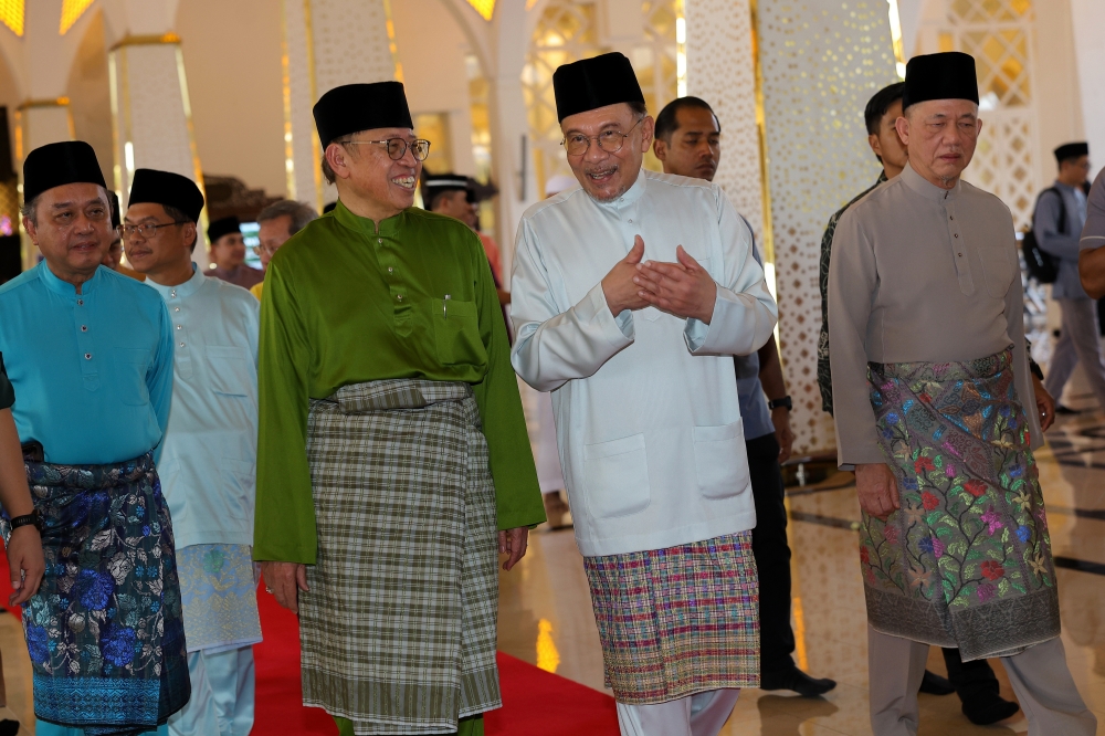 Prime Minister Datuk Seri Anwar Ibrahim said he has asked Sarawak Premier Tan Sri Abang Johari Tun Openg to cooperate with enforcement agencies, including the Ministry of Domestic Trade and Cost of Living. — Bernama pic