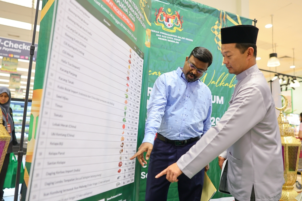 S. Veerapan (left), Negeri Sembilan’s State Committee chairman, launches the Festive Season Maximum Price Scheme for Hari Raya Aidilfitri on March 14, 2026, which includes beef subsidies and price monitoring for essential goods. — Bernama pic