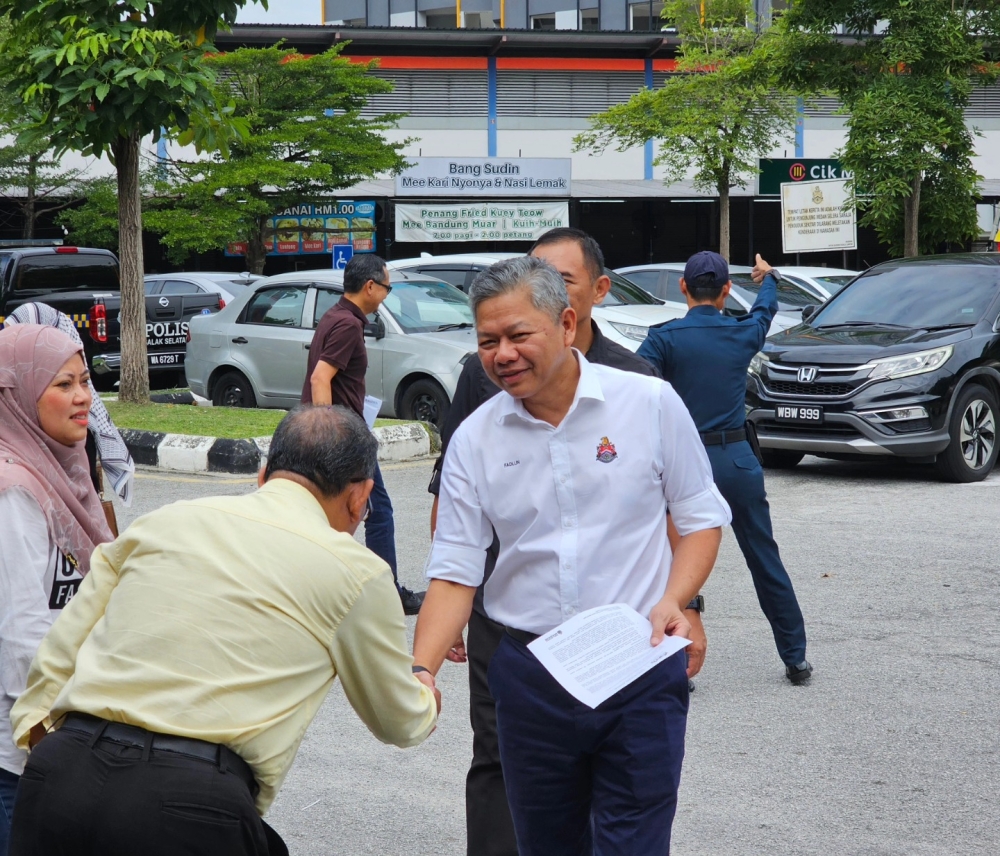 Kuala Lumpur Mayor Datuk Fadlun Mak Ujud (right) said DBKL has appointed 61 contractors to carry out repair and upgrading works at 120 hawker areas in phase 1, which will happen after Hari Raya Puasa. — Picture from Facebook/Jabatan Wilayah Persekutuan