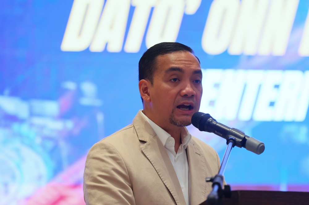 Johor Mentri Besar Datuk Onn Hafiz Ghazi (second from left) said his Hari Raya Aidilfitri open house will go ahead on schedule as it’s an annual event to celebrate the festive season with the public. — Bernama pic