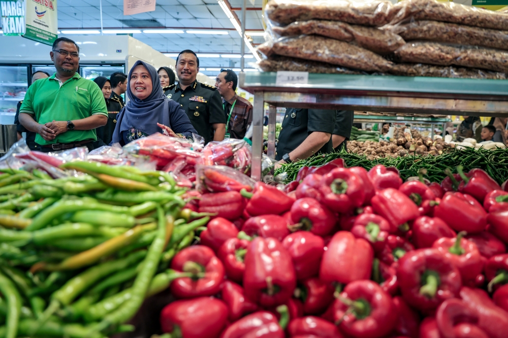 Traders are advised  to ensure that the 23 controlled items under the SHMMP for Hari Raya Puasa are displayed with pink price tags. — Bernama pic