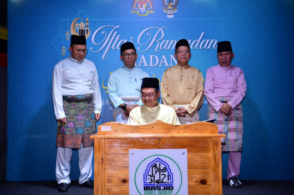 Minister in the Prime Minister’s Department (Sabah and Sarawak Affairs) Datuk Mustapha Sakmud officiates the Iftar Ramadan MADANI ceremony in Kampung Muara Tebas, Kuching on March 9, 2025. — Bernama pic
