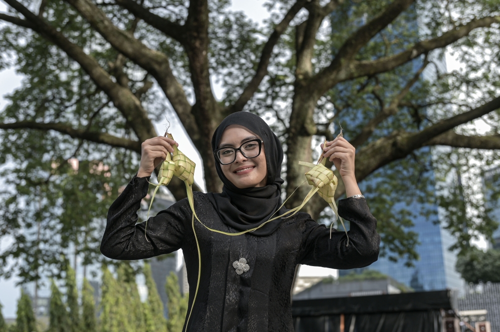 Entrepreneur Nur Fatin Yasmin Firdaus is helping keep the ‘ketupat’ weaving tradition alive as Muslims prepare for Aidilfitri, a festive staple often enjoyed with ‘rendang’ or peanut sauce. — Bernama pic