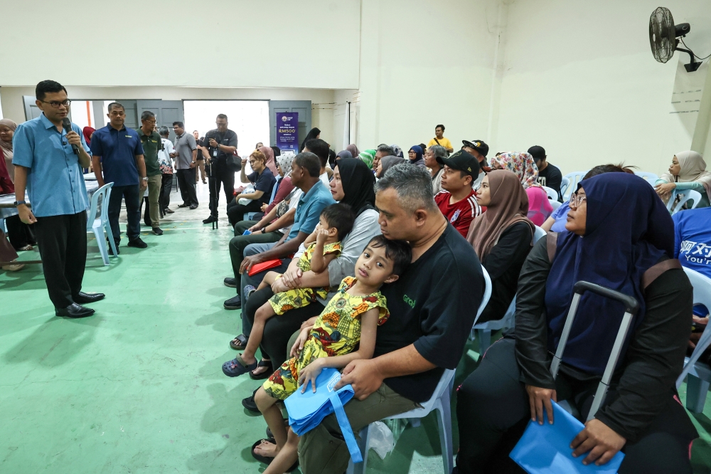 Economy Minister Akmal Nasrullah Mohd Nasir (left) speaks at the ‘Jualan Rahmah Kasih Sayang’ event in Johor Bahru on March 15, 2026. — Bernama pic
