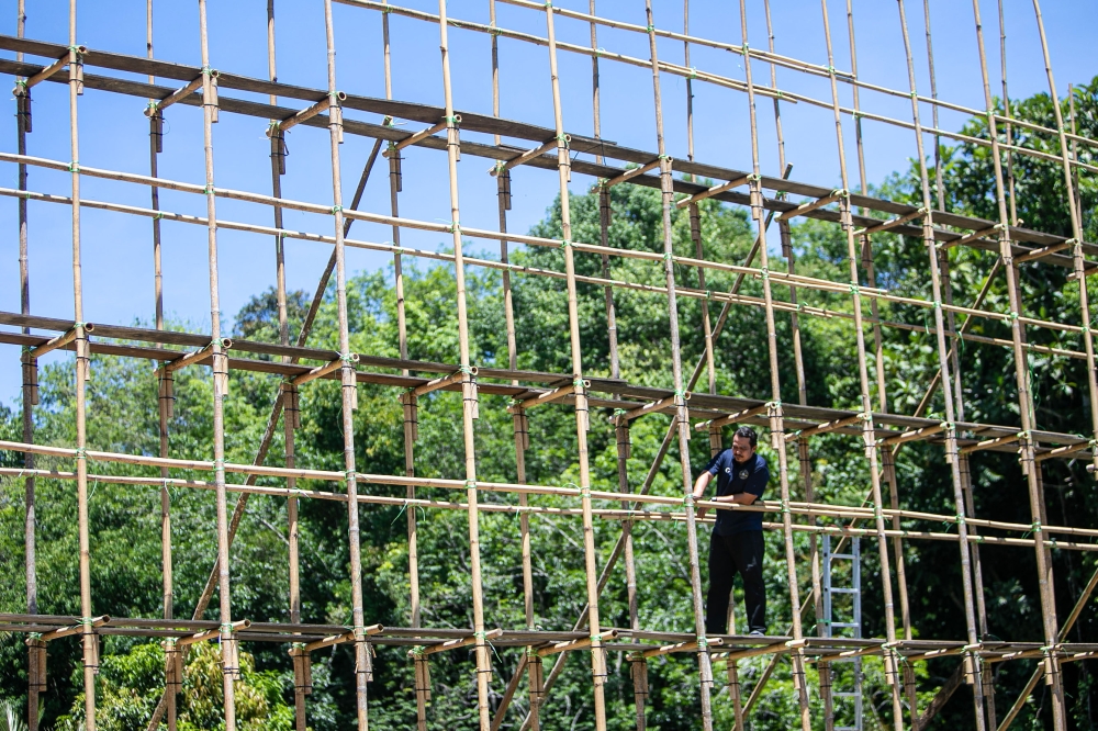 The use of recycled materials such as used beverage cans, alongside natural materials like bamboo and rattan, has emerged as a key feature for the first time in the Kuala Kangsar Panjut Festival 2026 competition. — Bernama pic