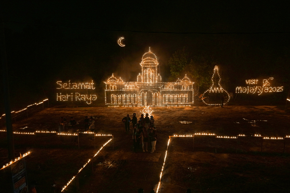 The royal town of Kuala Kangsar is synonymous with the lighting of thousands of panjut lamps ahead of Aidilfitri. — Bernama pic