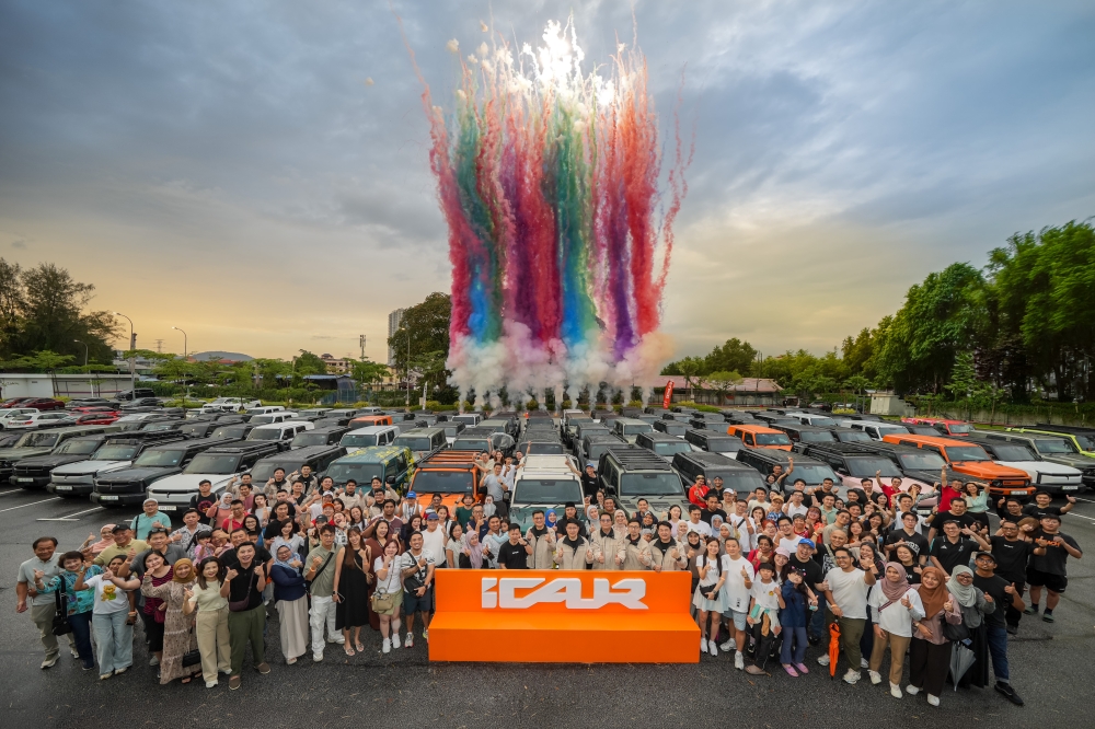 iCAUR Malaysia celebrates reaching 1,800 vehicles on the road nationwide. — Picture courtesy of iCAUR