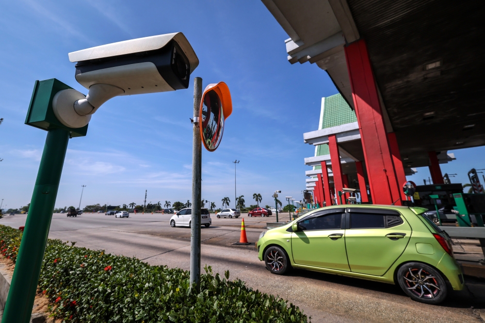 North-South Expressway users trial an open toll payment system based on Automatic Number Plate Recognition (ANPR) as PLUS Malaysia Berhad (PLUS) at the Hutan Kampung-Sungai Dua stretch at the Sungai Dua Toll Plaza on January 11, 2026. — Bernama pic