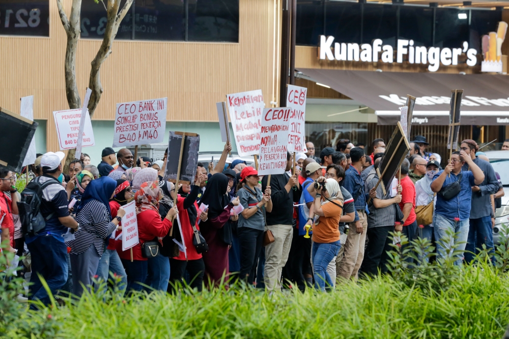 National Union of Bank Employees (NUBE) members picket in Kuala Lumpur on July 26, 2024. — Picture by Raymond Manuel