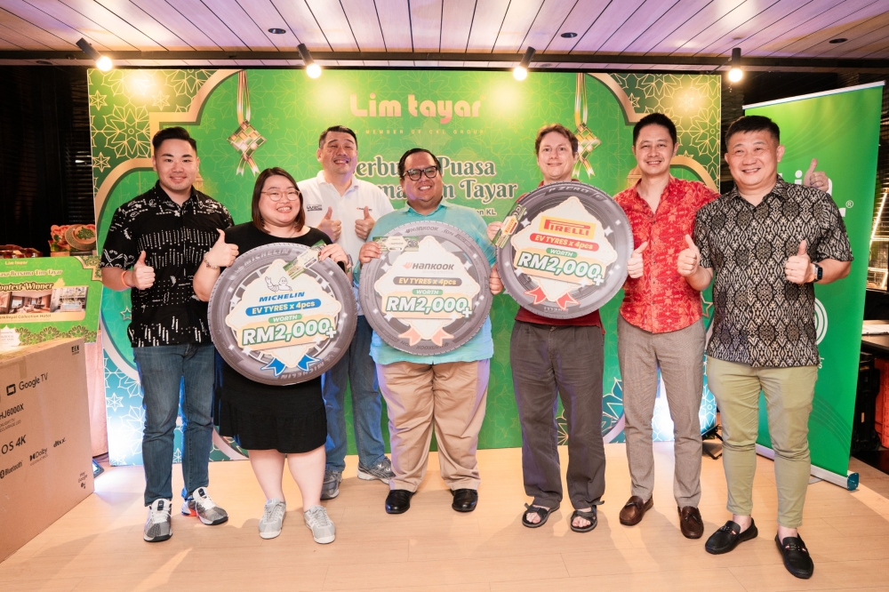 Lucky draw winners with EV tyre prizes sponsored by Michelin, Hankook and Pirelli at Lim Tayar’s Ramadan event. — Picture courtesy of Lim Tayar