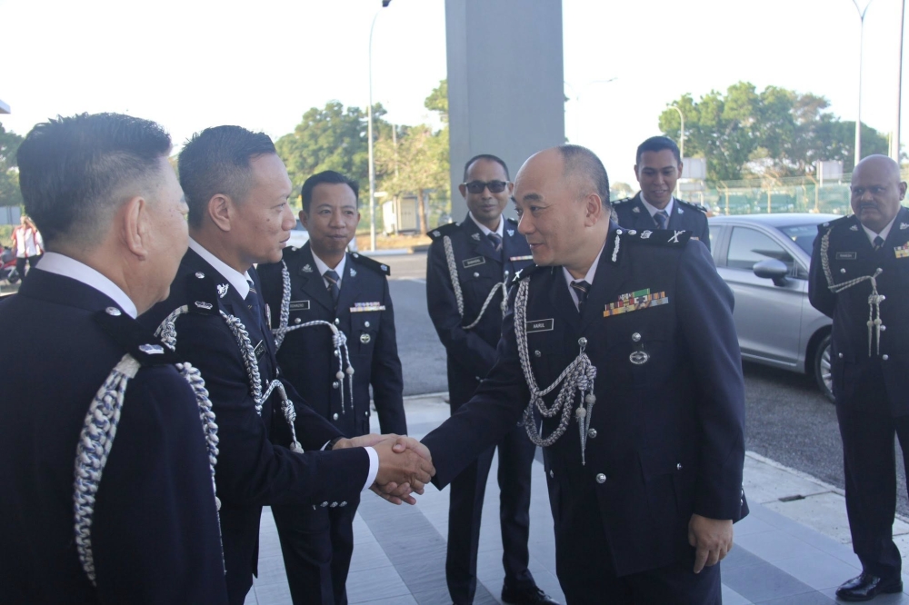 Senior Assistant Commissioner Zaihairul Idrus (right) is the new deputy police chief of Perlis, succeeding Senior Assistant Commissioner Mohd Ismail Ibrahim who retires with immediate effect on March 17, 2026. — Picture from Facebook/Polis Perlis