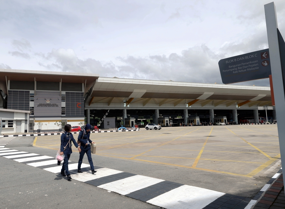 Police said the Penang factory engineer, 27, is suspected to be part of a Telegram group that transacts imitation firearms; adding that his 21-year-old friend, a food delivery rider, was accompanying him on that March 14, 2026 trip across the Thai border. — Bernama pic