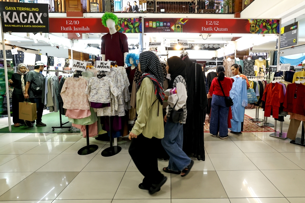Singaporeans and Malaysians alike were busy preparing for the upcoming Hari Raya holiday when Bernama surveyed Plaza Angsana yesterday. — Bernama pic
