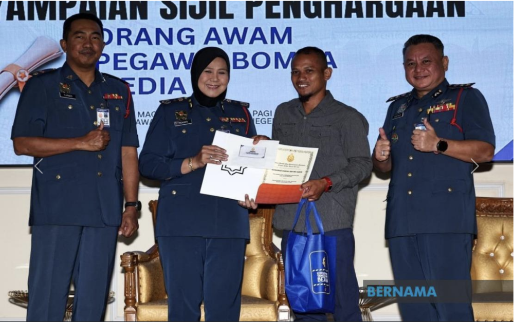 Mohamad Danial Md Sanin, 36, received a certificate of appreciation from Johor Fire and Rescue director Siti Rohani Nadir on March 17, 2026 for saving a nine-year-old boy and a 16-year-old girl who were swept out to sea while on holiday at Kota Tinggi on January 1, 2026. — Bernama pic