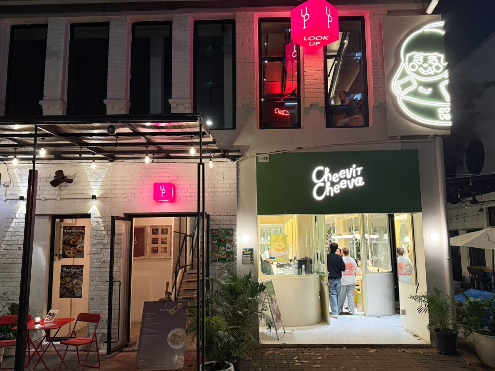 Look for the eatery located above a Thai shaved ice dessert house. — Picture by Lee Khang Yi