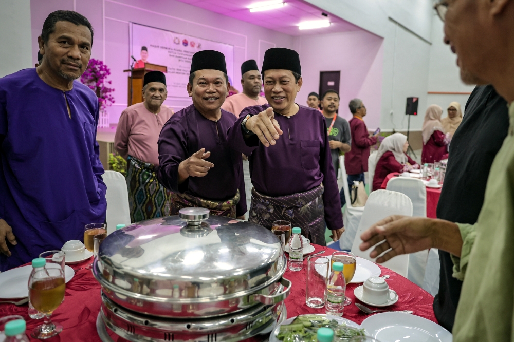 Deputy Works Minister Datuk Seri Ahmad Maslan (center) mingles with guests during a break-of-fast ceremony, souvenir presentation, and food basket aid distribution in Parit Bilal, Batu Pahat on March 13, 2026. — Bernama pic