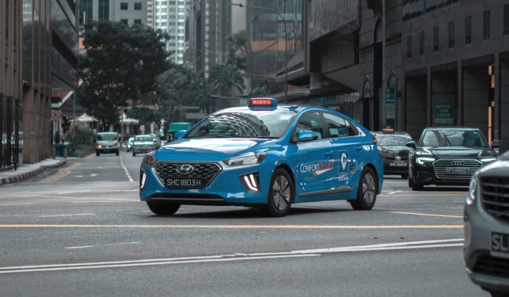 ComfortDelGro will temporarily raise metered taxi fares and introduce a booking fee on its Zig app from March 24 to May 31 to help drivers cope with higher operating costs. — SoyaCincau pic