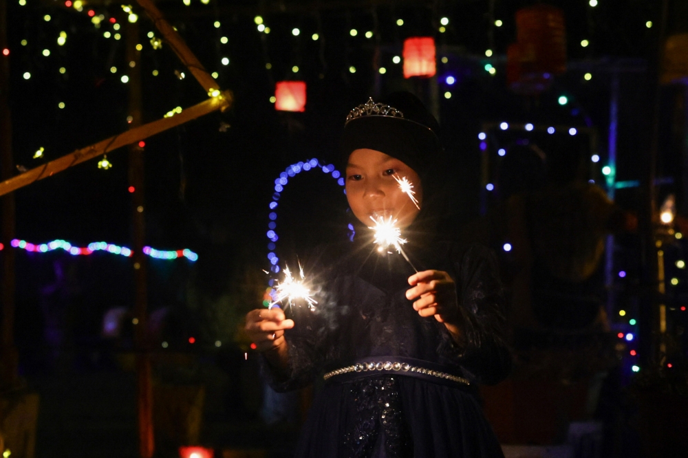 Children play with fireworks during the Lip Lap Raya Programme at Felda Jerangau in Dungun on March 17, 2026. — Bernama pic