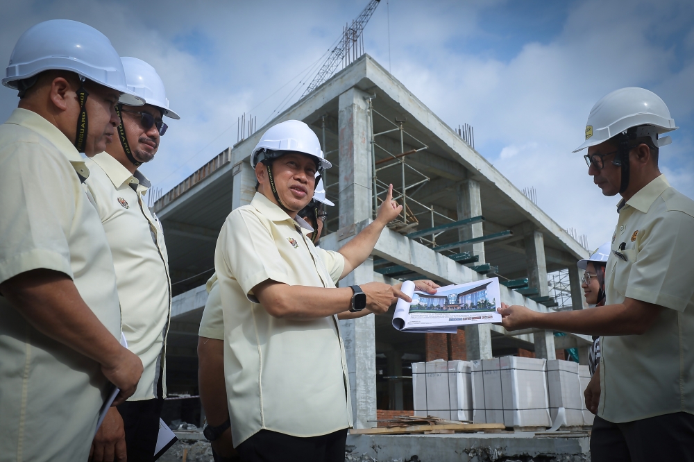 Deputy Works Minister Datuk Seri Ahmad Maslan (centre) inspected the construction site of the Kuching Federal Multipurpose Building Complex on March 18, 2026. — Bernama pic
