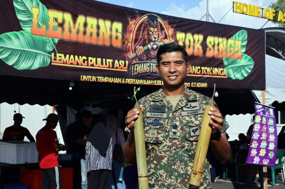 Commanding Officer of the 18th Battalion of the Royal Malay Regiment (RAMD) (Para), Seri Pantai Camp, Lt. Colonel Mohd Ashafiq Abdul Aziz shows the lemang prepared when met at the Sri Pantai Camp, Seberang Takir March 17, 2026. — Bernama pic